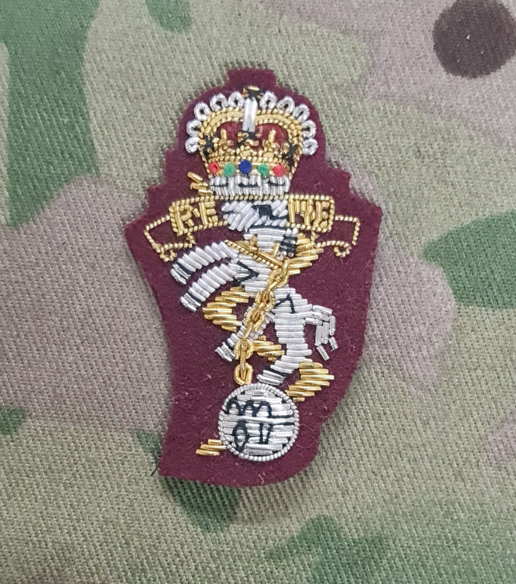 Royal Electrical & Mechanical Engineer / REME Maroon Officers Bullion stitched Beret Badge (EIIR)