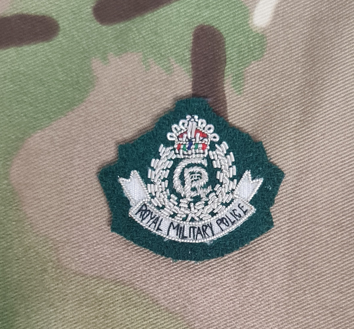 Royal Military Police / AGC RMP (Commando Green) Officers Bullion stitched Beret Badge (CIIIR)