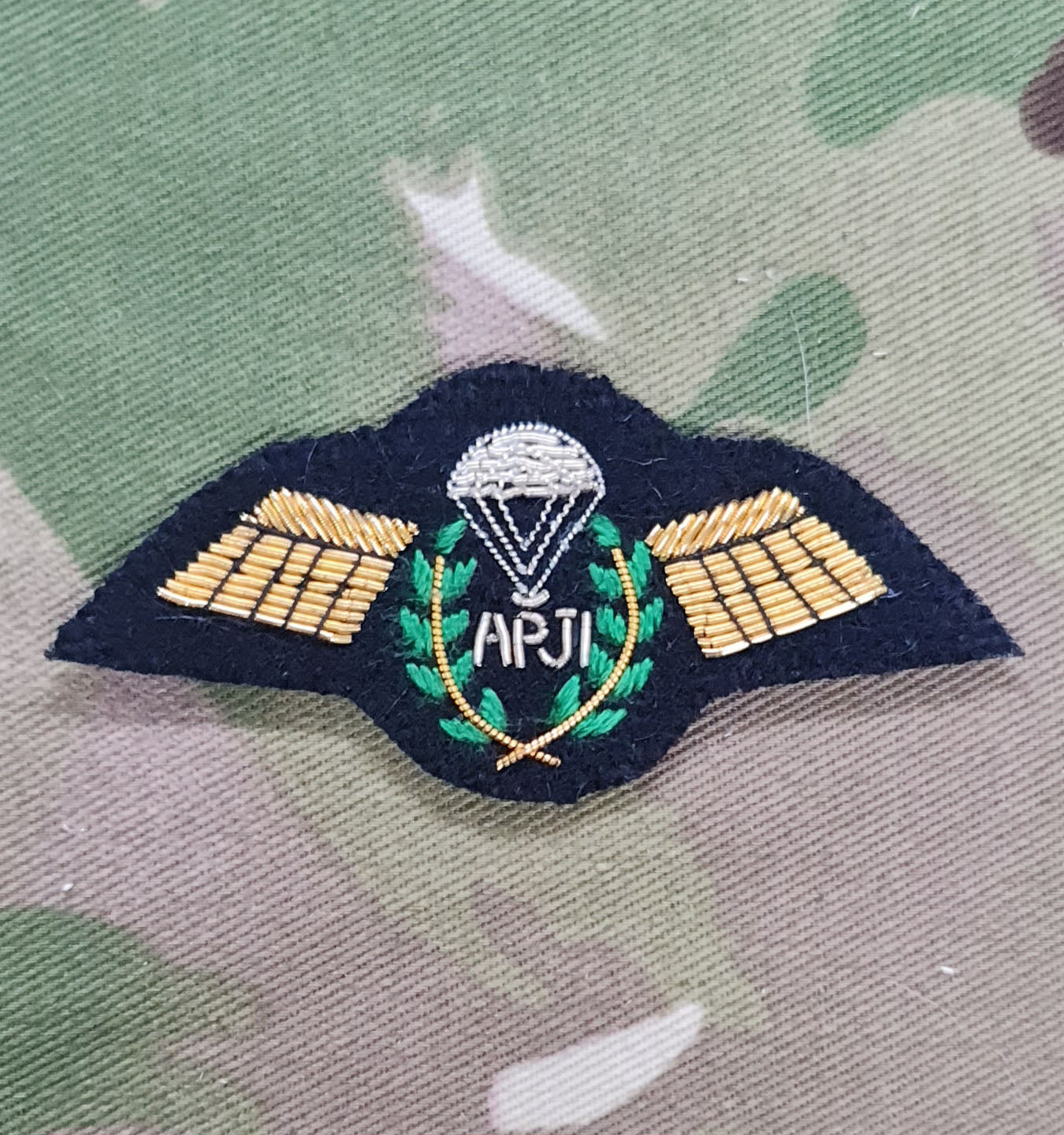 British Parachutist qualification Assistant Parachute Jump Instructor APJI Jump Wings Wire Bullion Embroidered Badge gold on black mess dress