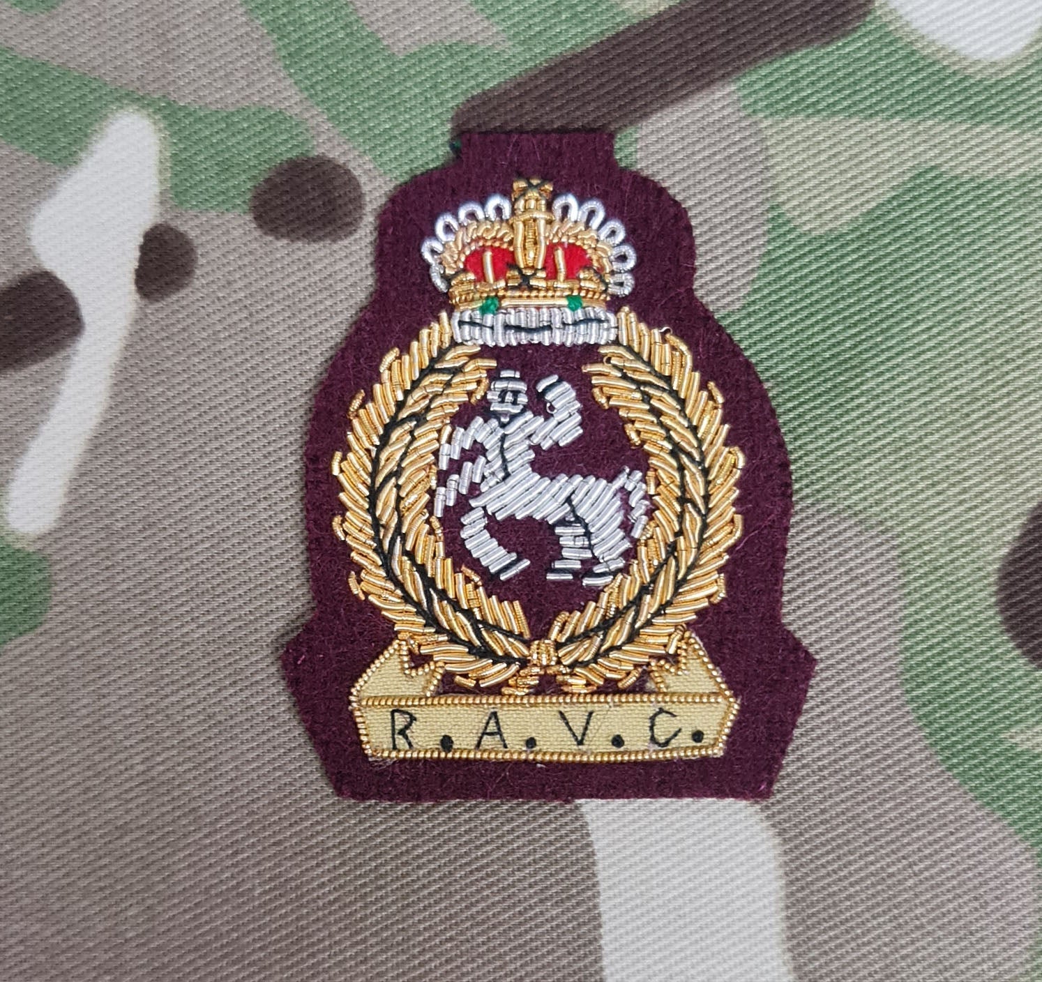 Royal Army Veterinary Corps RAVC Maroon Officers Bullion stitched Beret Badge (EIIR)