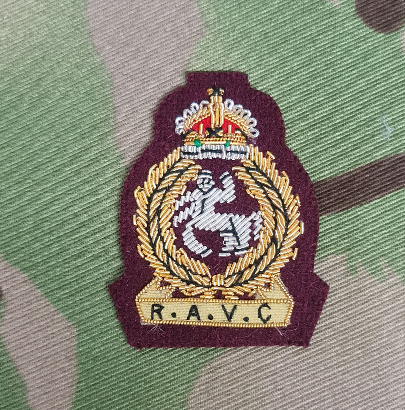 Royal Army Veterinary Corps RAVC Maroon Officers Bullion stitched Beret Badge (CIIIR)